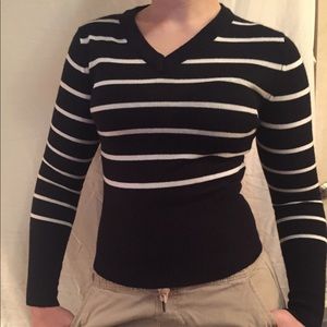 Tight shirt with black and white stripes.